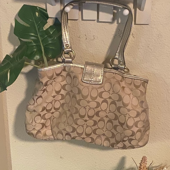 SoldVintage Gold Tapestry Coach purse 👛 Vintage rare find great condition P - Picture 3 of 13
